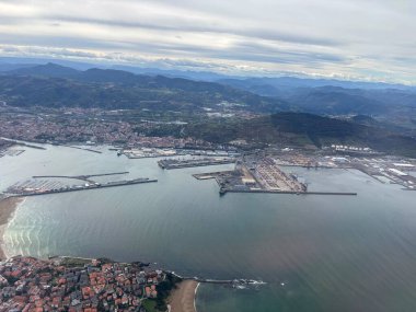 Santurce 'deki Bilbao Limanı' nın açık bir günündeki bir uçaktan görüntü