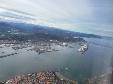 Santurce 'deki Bilbao Limanı' nın açık bir günündeki bir uçaktan görüntü