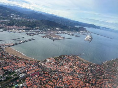 Santurce 'deki Bilbao Limanı' nın açık bir günündeki bir uçaktan görüntü