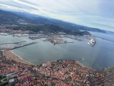 Santurce 'deki Bilbao Limanı' nın açık bir günündeki bir uçaktan görüntü