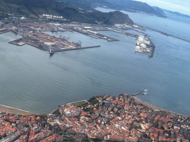 Santurce 'deki Bilbao Limanı' nın açık bir günündeki bir uçaktan görüntü