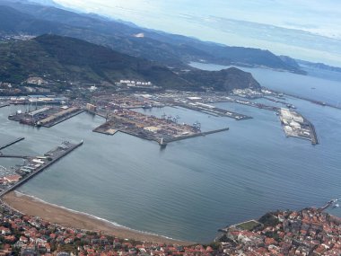 Santurce 'deki Bilbao Limanı' nın açık bir günündeki bir uçaktan görüntü
