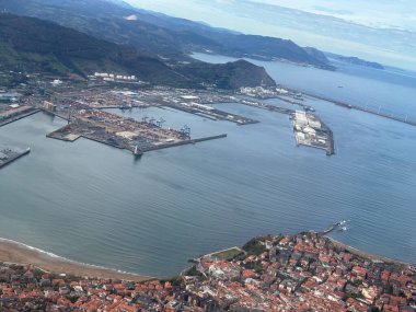 Santurce 'deki Bilbao Limanı' nın açık bir günündeki bir uçaktan görüntü