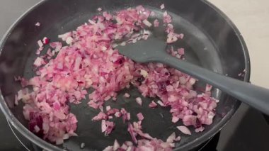 Mutfakta kızarmış soğanla yemek pişirmek.