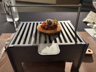 Hondarribia, Bask Ülkesi 'nin gastronomik yarışmasındaki finalist pintxolardan biri olan olgun domates ve txuleta yağı tartı.