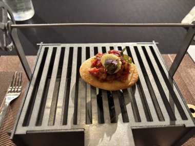 Hondarribia, Bask Ülkesi 'nin gastronomik yarışmasındaki finalist pintxolardan biri olan olgun domates ve txuleta yağı tartı.
