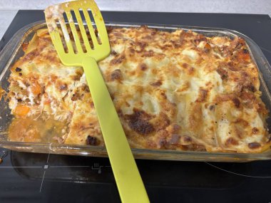 Fırında pişirilmiş ev yapımı lazanya.