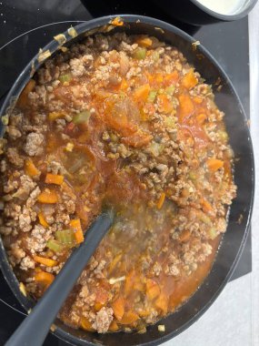 Kızartma tavasında et ve sebze pişirmek.