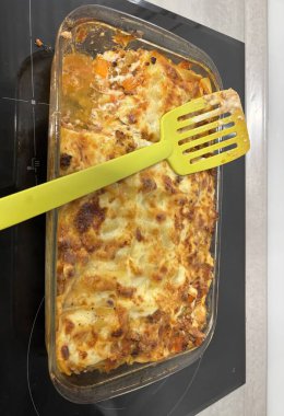 Fırında pişirilmiş ev yapımı lazanya.