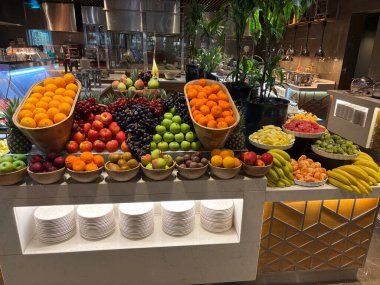 Dubai, Birleşik Arap Emirlikleri 'nde lüks bir otelde muhteşem bir meyve büfesi..