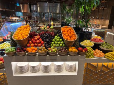 Dubai, Birleşik Arap Emirlikleri 'nde lüks bir otelde muhteşem bir meyve büfesi..