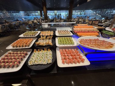 Dubai, Birleşik Arap Emirlikleri 'nde lüks bir otelde muhteşem bir suşi büfesi.