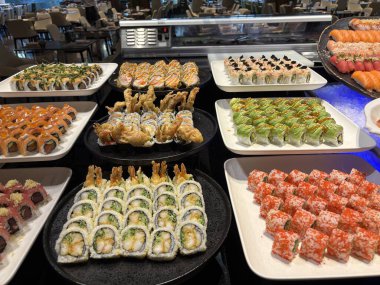 Dubai, Birleşik Arap Emirlikleri 'nde lüks bir otelde muhteşem bir suşi büfesi.