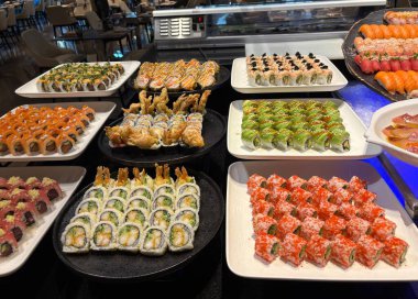 Dubai, Birleşik Arap Emirlikleri 'nde lüks bir otelde muhteşem bir suşi büfesi.