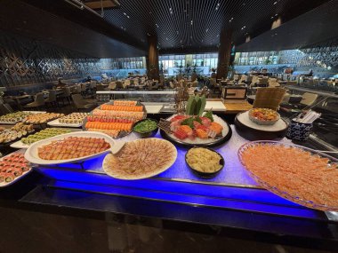 Dubai, Birleşik Arap Emirlikleri 'nde lüks bir otelde muhteşem bir suşi büfesi.