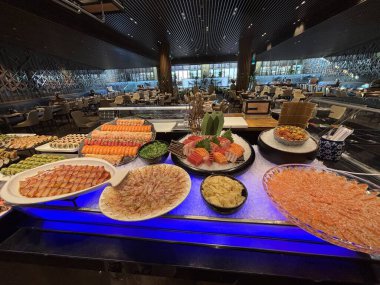 Dubai, Birleşik Arap Emirlikleri 'nde lüks bir otelde muhteşem bir suşi büfesi.