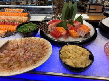 Dubai, Birleşik Arap Emirlikleri 'nde lüks bir otelde muhteşem bir suşi büfesi.