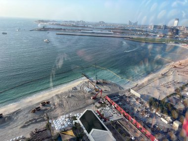 Dubai Marina plajında kumlanma işe yarıyor. Otelin tepesinden görülüyor.