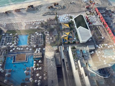 Dubai Marina plajında kumlanma işe yarıyor. Otelin tepesinden görülüyor.