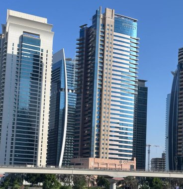 Birleşik Arap Emirliklerinde Dubai marinası silueti