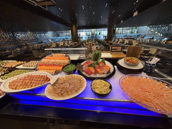 Dubai, Birleşik Arap Emirlikleri 'nde lüks bir otelde muhteşem bir suşi büfesi.