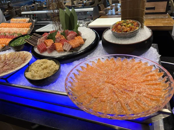 Dubai, Birleşik Arap Emirlikleri 'nde lüks bir otelde muhteşem bir suşi büfesi.