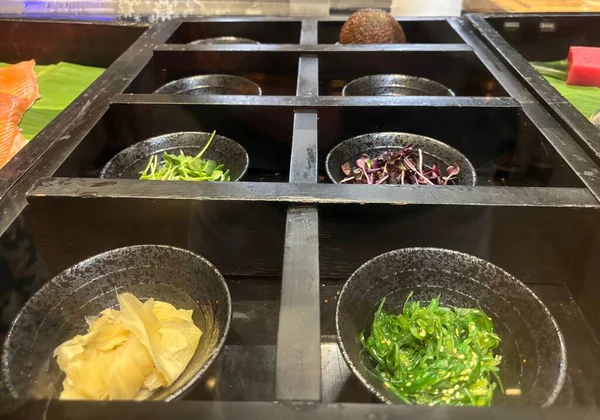 Dubai, Birleşik Arap Emirlikleri 'ndeki lüks bir otelde suşi hazırlamak için gerekli malzemeler..