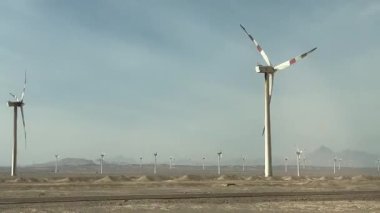Mısır çölünde Hurghada 'dan Kahire' ye giden yolda ekolojik elektrik üretmek için yel değirmenleri.