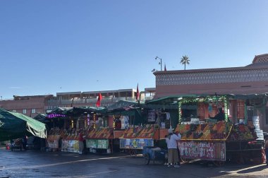 Marakeş, Fas, 11 Aralık 2025: Güneşli bir kış sabahı ilk iş Marakeş pazarının görüntüleri