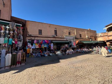 Marakeş, Fas, 11 Aralık 2025: Güneşli bir kış sabahı ilk iş Marakeş pazarının görüntüleri