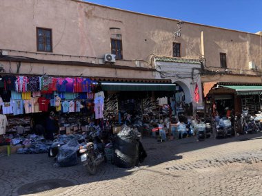 Marakeş, Fas, 11 Aralık 2025: Güneşli bir kış sabahı ilk iş Marakeş pazarının görüntüleri