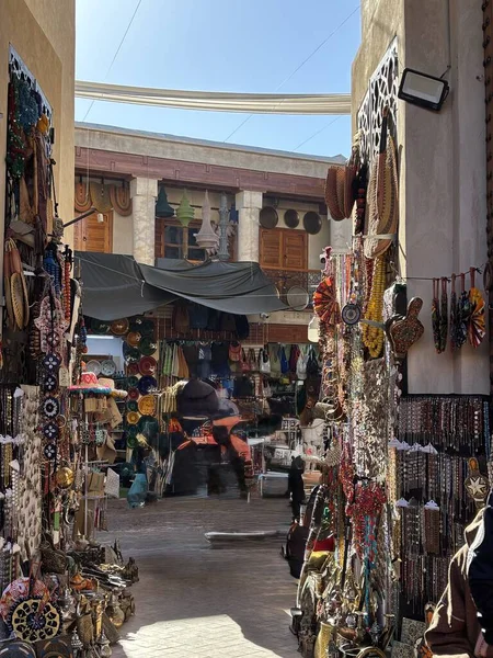 Marakeş, Fas, 11 Aralık 2025: Güneşli bir kış sabahı ilk iş Marakeş pazarının görüntüleri