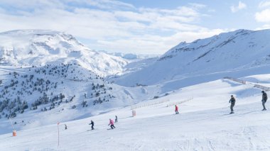 Cerler, Aragon, İspanya, 17 Aralık 2025: Cerler tatil köyünün kayak yamaçlarının manzarası tamamen karlı