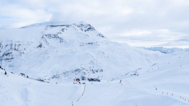 Cerler tatil köyünün karla kaplı kayak yamaçlarının manzarası