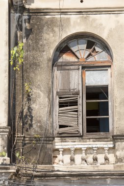 Terk edilmiş binaya eski ahşap pencere