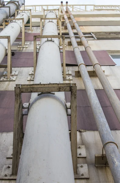 Duvarda dikey otel binası borular