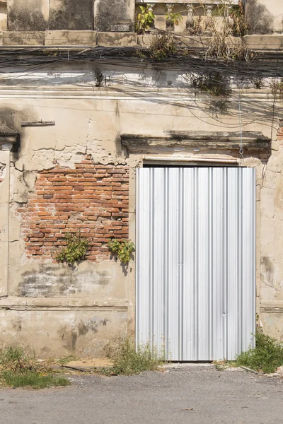 Bina kapı tarafından galvanizli sac tıkalı terk edilmiş