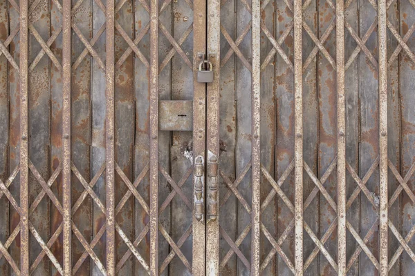 Puerta de acero oxidado plegable bloqueada Fotos de stock libres de derechos