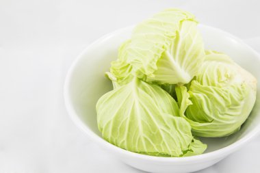 Bebek lahana beyaz bir kase içinde izole