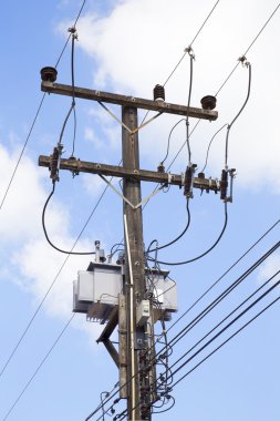 Mavi gökyüzü ile elektrik sonrası