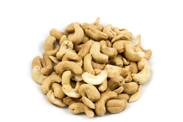 Beyaz arka planda kaju fıstığı