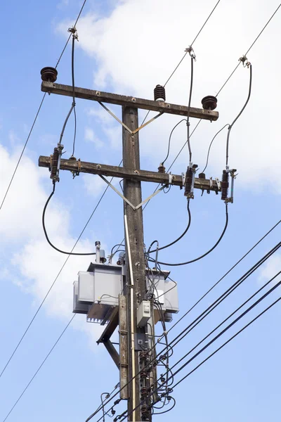 Mavi gökyüzü ile elektrik sonrası
