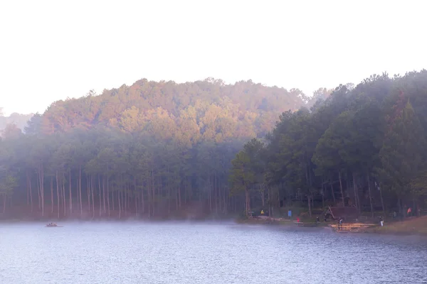 Matin d'hiver au lac Pang Ung, Mae Hong Son, Thaïlande — Photo