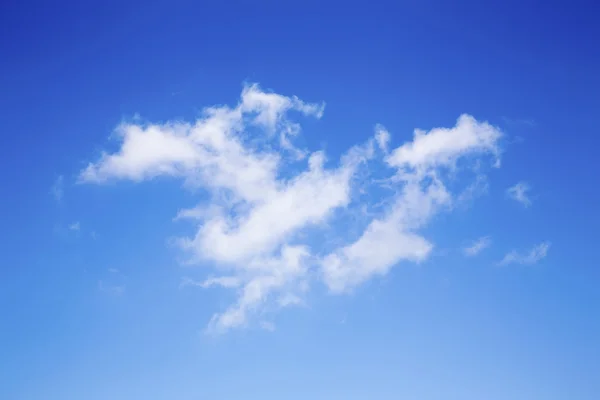 Mavi gökyüzünde bulut