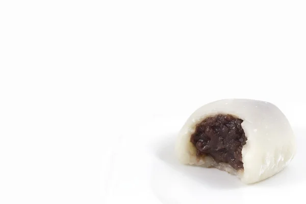 Beyaz arka plan üzerinde beyaz ısırıldı Mochi