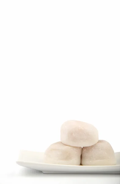 Dikey içinde beyaz arka plan üzerinde üç beyaz Mochi