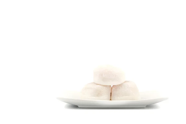 Beyaz arka plan üzerinde beyaz plaka üzerinde üç beyaz Mochi