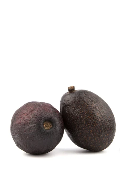 Beyaz arka planda siyah avokado meyve