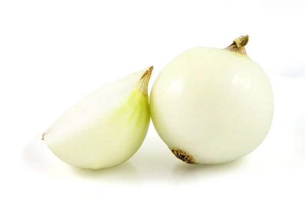 Beyaz zemin üzerine kıyılmış soğan ve bir buçuk
