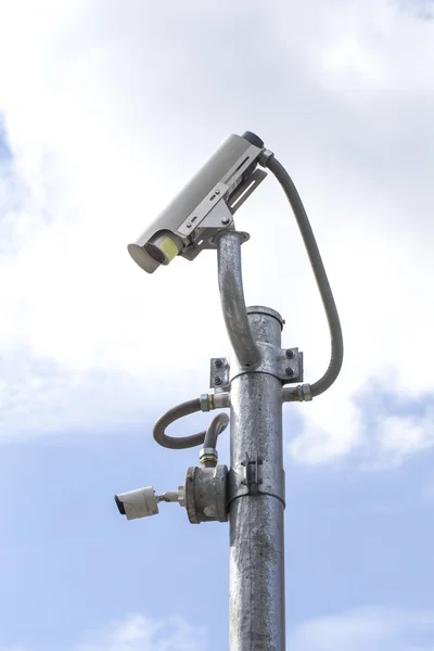 Cámara CCTV al aire libre en el poste con cielo azul — Foto de Stock